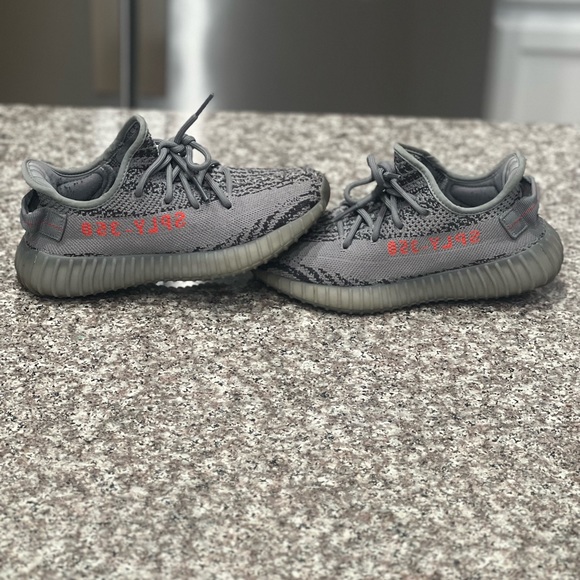 Yeezy 350 gently used - Picture 1 of 4